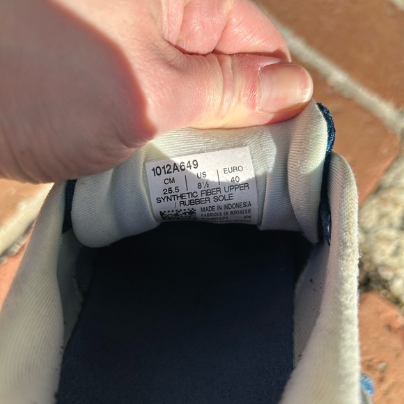 Asics women’s sneaker 8.5 - Picture 4 of 5